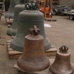 drie-grote-gescheurde-klokken-voor-en-twee-na-de-restauratie-in-2010-Large